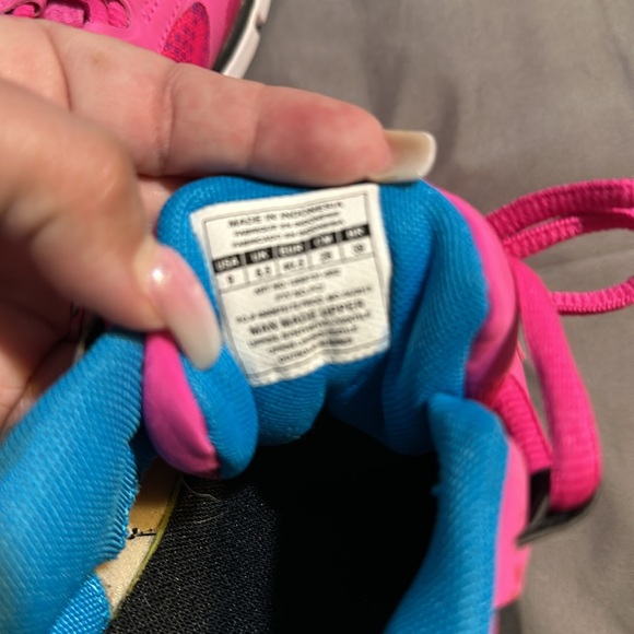 Gently Used under Armour, tennis shoes, size 9 - Picture 4 of 4